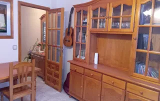 una vitrina de madera maciza, que es un mueble de almacenamiento y exhibición comúnmente utilizado en comedores o salas de estar.