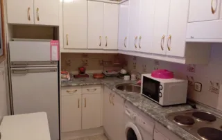cocina de un apartamento o piso, que parece estar en alquiler o a la venta.