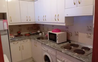 cocina de un apartamento o piso, que parece estar en alquiler o a la venta.