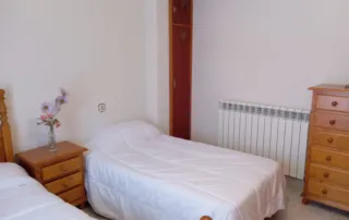 una habitación de hotel con dos camas individuales