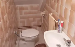 baño pequeño con un diseño compacto. El inodoro y el lavabo son de la marca Roca.