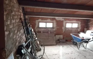 casa en construcción o reforma, probablemente un desván o una buhardilla.