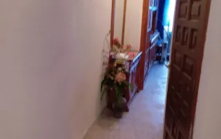 pasillo, que es una pieza de paso larga y estrecha en el interior de un edificio