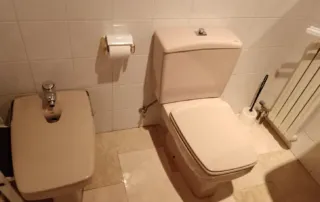 baño que contiene un inodoro y un bidé.