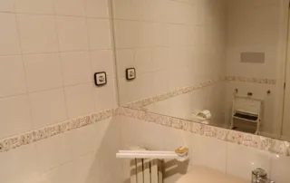 baño de una habitación de hotel o hostal