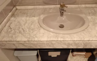 lavabo de un baño con una encimera de mármol o un material similar
