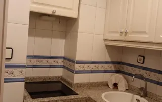 cocina de un piso o apartamento, encimera de granito o similar.