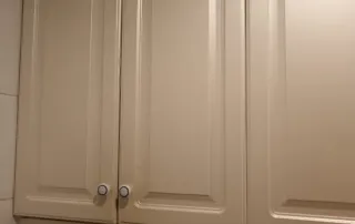 gabinetes de cocina de pared, que son un tipo de mueble que se fija en la pared.