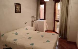 Es una habitación individual con una cama y un balcón.