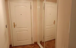 el interior de un apartamento o estudio, posiblemente preparado para una venta o alquiler.