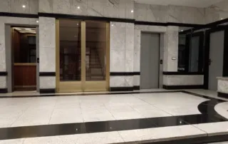 el vestíbulo del Manazel Alaswaf Hotel, un hotel de 3 estrellas ubicado en Medina, Arabia Saudita.