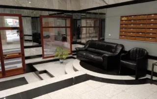 vestíbulo de un edificio residencial o de oficinas. No se puede identificar el lugar exacto con la información disponible.
