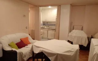el interior de un apartamento o estudio, posiblemente preparado para una venta o alquiler.